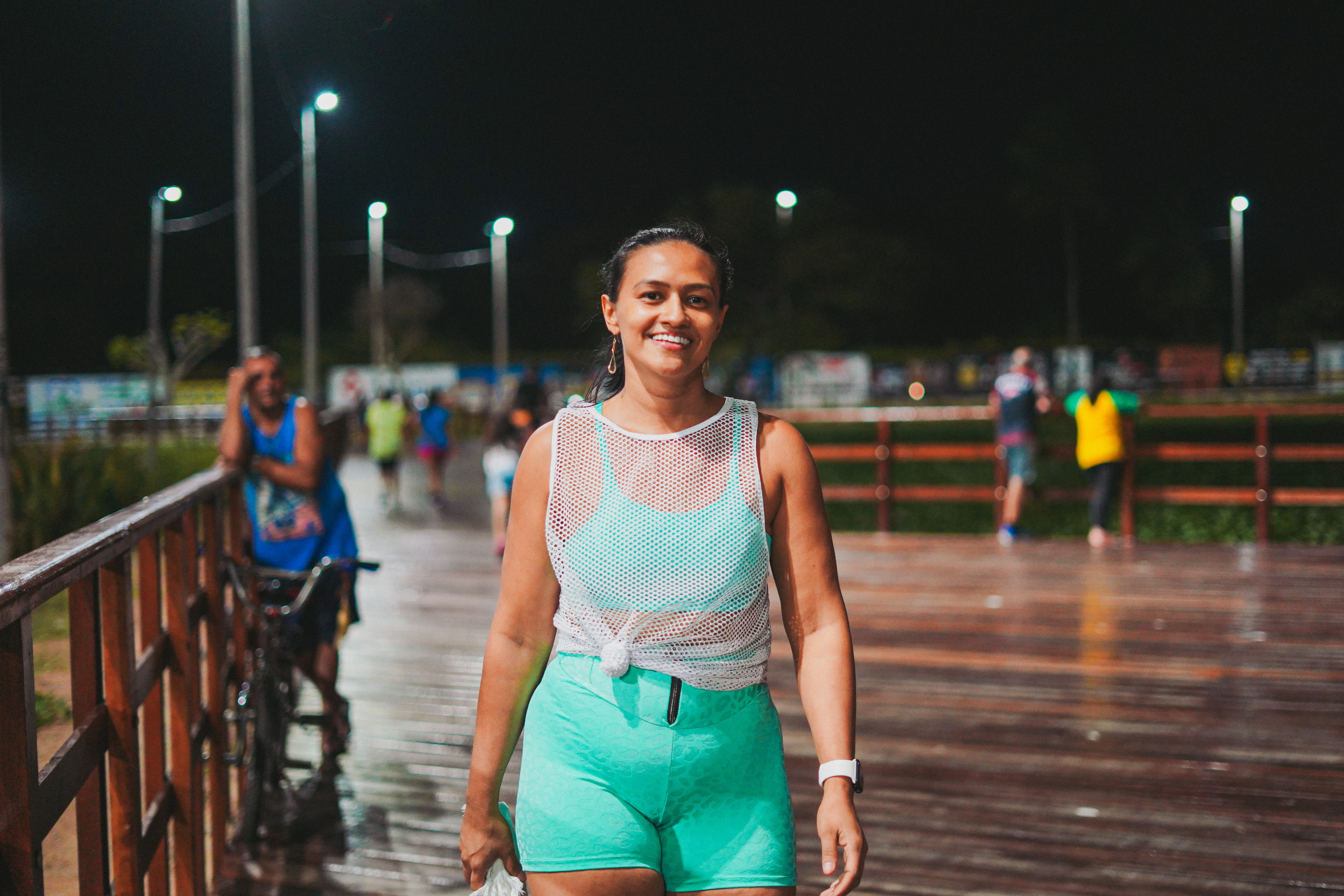 Jaqueline de Melo no calçadão da Lagoa do Mondubim